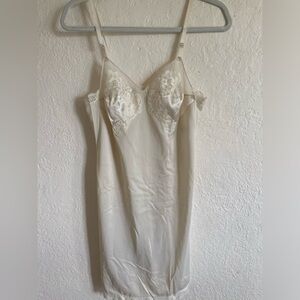 🍾Vintage 70s white slip by Gossard Artemis. 🍾